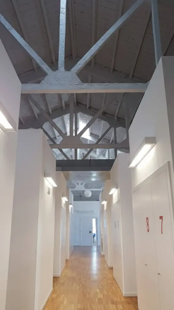 Interior del Casal Cívic Ca N'Aurell — nave industrial rehabilitada